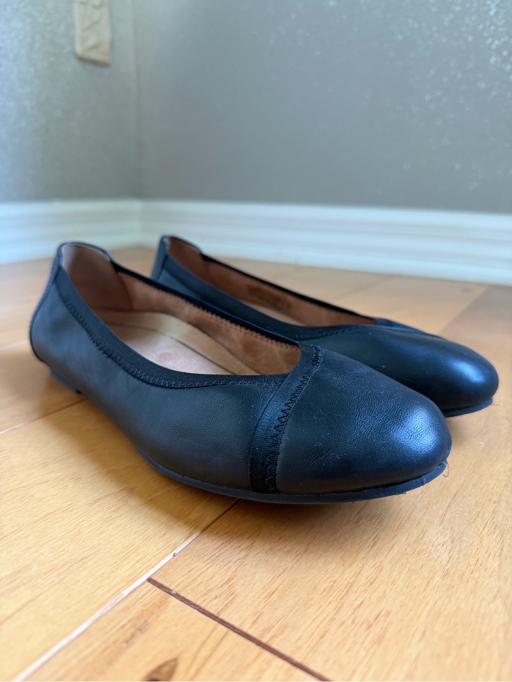 Vionic Black Leather Ballet Flats for Women